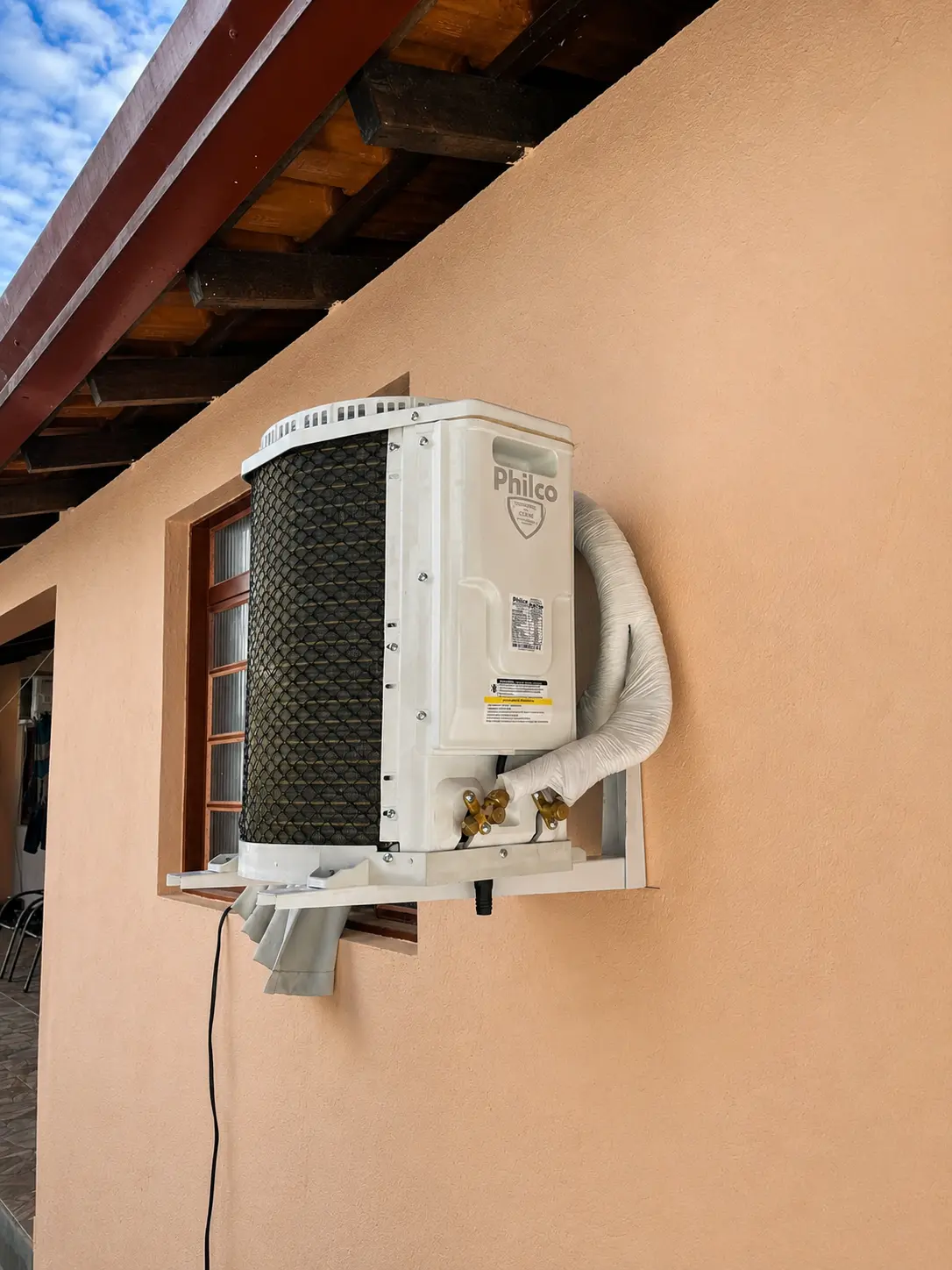 Instalação de condensadora Philco em área externa residencial