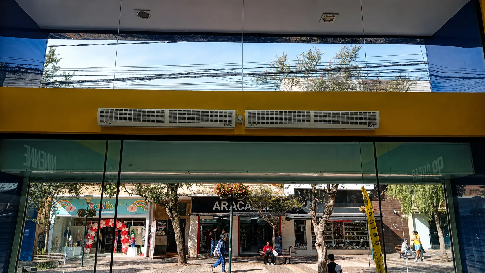 Cortina de ar comercial EOS instalada em vitrine de loja